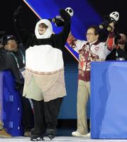 パンダの着ぐるみで登場し、ジャッキー・チェン（右）と歓声を浴びるシャイドロフ（撮影・吉澤敬太）