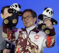 パンダのぬいぐるみを掲げ、大歓声を浴びるジャッキー・チェン（撮影・吉澤敬太）