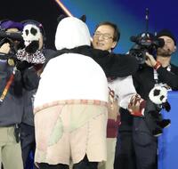 シャイドロフ（手前）と抱き合うジャッキー・チェン（撮影・吉澤敬太）