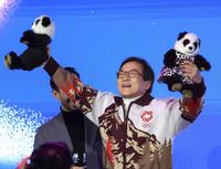 パンダのぬいぐるみを掲げ大歓声を浴びるジャッキー・チェン（撮影・吉澤敬太）