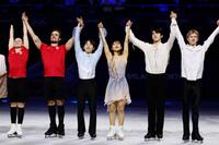 エキシビションのフィナーレで観客にあいさつする鍵山優真（中央左）と坂本花織（同右）＝ミラノ（共同）