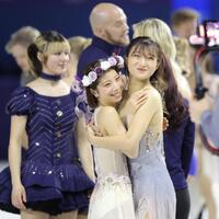 笑顔で抱擁する三浦璃来（左）と坂本花織（撮影・吉澤敬太）