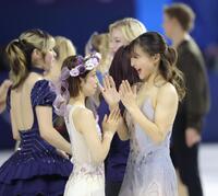 三浦璃来（左）の頭に花冠をのせて、喜ぶ坂本花織（撮影・吉澤敬太）