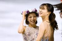 エキシビションを終え、笑顔を見せる三浦璃来（左）と坂本花織＝ミラノ（共同）