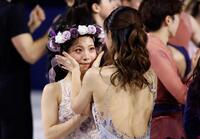 坂本花織（右）に花の冠をのせてもらった三浦璃来＝ミラノ（共同）