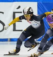 男子１５００メートル準決勝で競り合う渡辺啓太