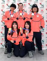 メダルを手に笑顔を見せる（前列左から）深田茉莉、村瀬心椛（後列左から）木俣椋真、木村葵来、長谷川帝勝（撮影・佐藤厚）