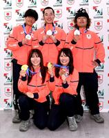 メダルを手に笑顔を見せる（前列左から）深田茉莉、村瀬心椛（後列左から）木俣椋真、木村葵来、長谷川帝勝（撮影・佐藤厚）
