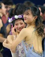 坂本花織㊨から花冠をかぶせてもらい笑顔の三浦璃来