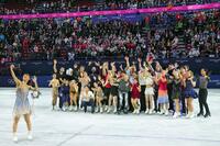 エキシビションを終え、記念撮影する坂本花織（左端）ら