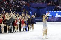 みんなと自撮りをする坂本花織（右）＝撮影・吉澤敬太