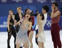 大笑いする坂本花織＝ミラノアイススケートアリーナ（撮影・吉澤敬太）