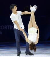 ダイナミックな演技で観衆を沸かす三浦璃来（右）、木原龍一組（撮影・吉澤敬太）