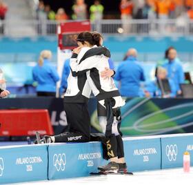 　レース後、ヨハン・デビットコーチ（中央）と抱き合い号泣する高木美帆（切り込み写真）涙を拭きながらスタンドの応援団にあいさつする（撮影・吉澤敬太）