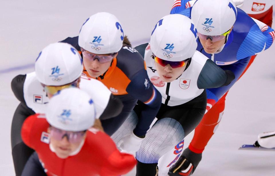 滑走する佐藤綾乃（奥から２人目）＝共同