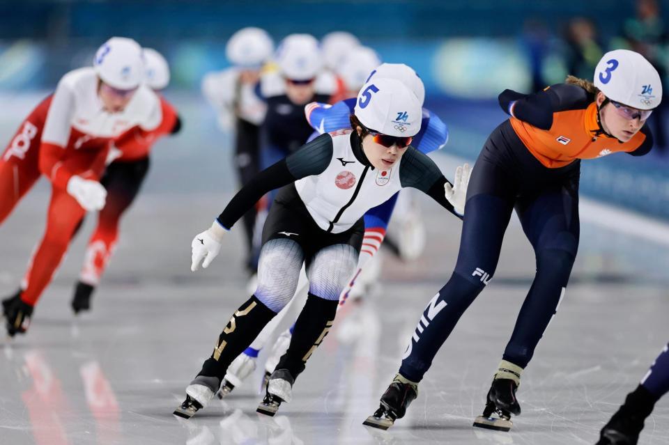 滑走する佐藤綾乃（右から２人目）＝共同