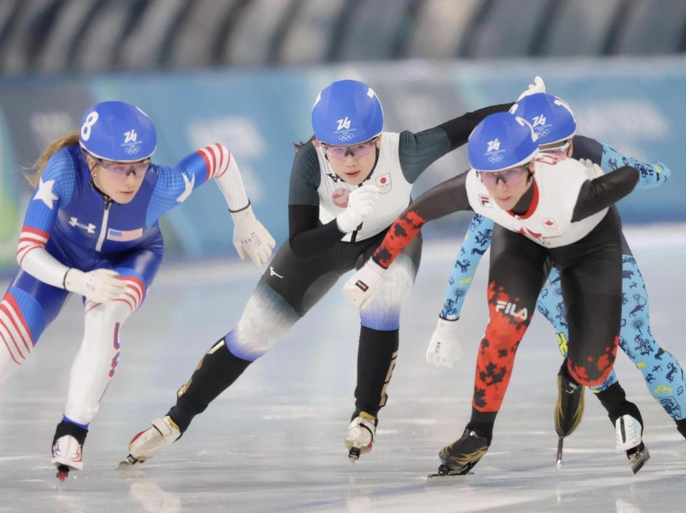 力走する堀川桃香（中央）＝ミラノスピードスケートスタジアム（撮影・吉澤敬太