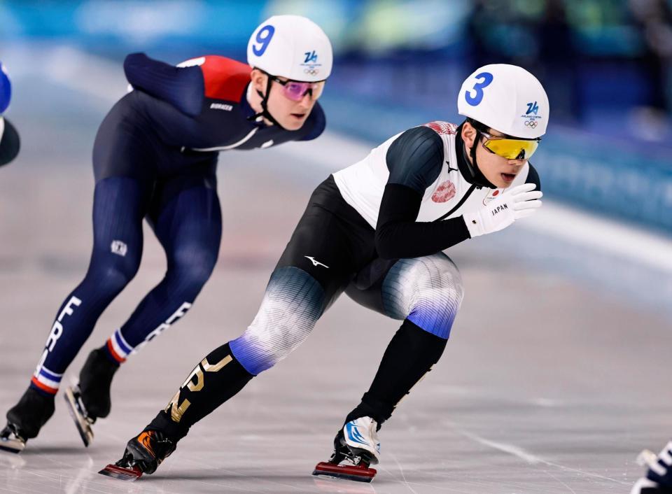 男子マススタート決勝　滑走する佐々木翔夢（右）＝ミラノ（共同）