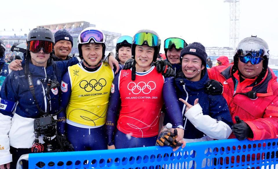 男子スキークロスで４位に入り、写真に納まる古野慧（前列中央）。左隣は小林竜登（共同）