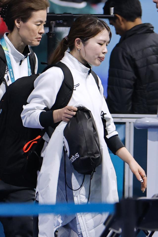 　女子マススタートで15位となり、引き揚げる佐藤綾乃＝ミラノ（共同）