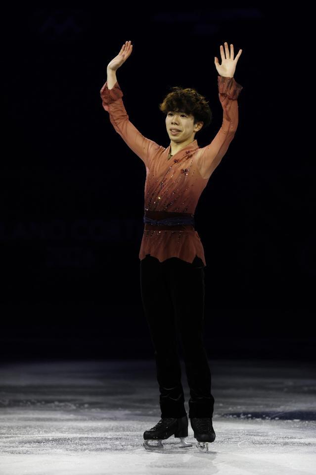 　エキシビションの演技を終え、歓声に応える佐藤駿＝ミラノ（共同）