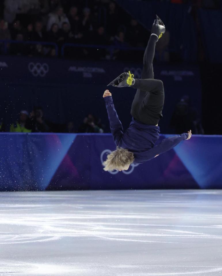 宙を舞うイニア・マリニン（撮影・吉澤敬太）