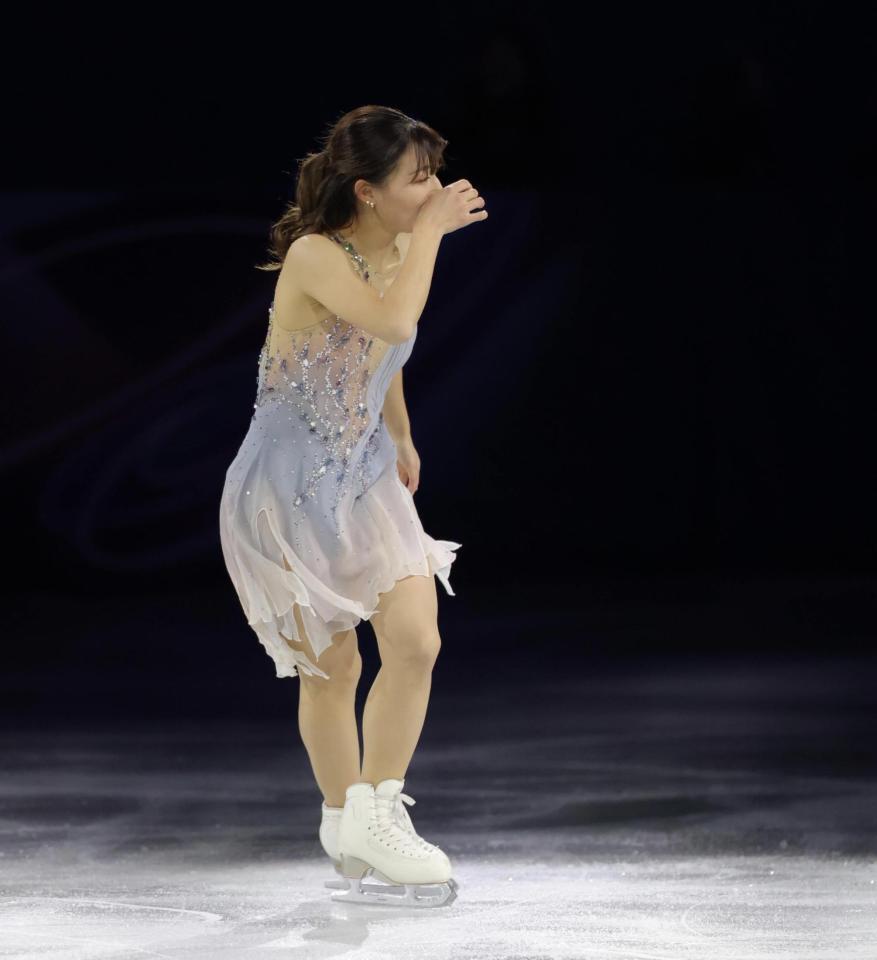 演技を終え、手で顔を押さえる坂本花織（撮影・吉澤敬太）