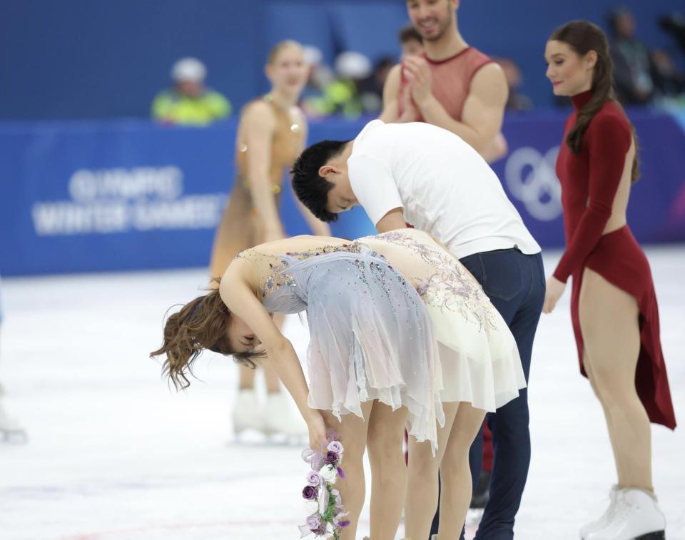 リンクの五輪マークに向かってお辞儀する（手前から）坂本花織、三浦璃来、木原龍一（撮影・吉澤敬太）