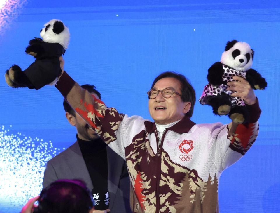 パンダのぬいぐるみを掲げ大歓声を浴びるジャッキー・チェン（撮影・吉澤敬太）