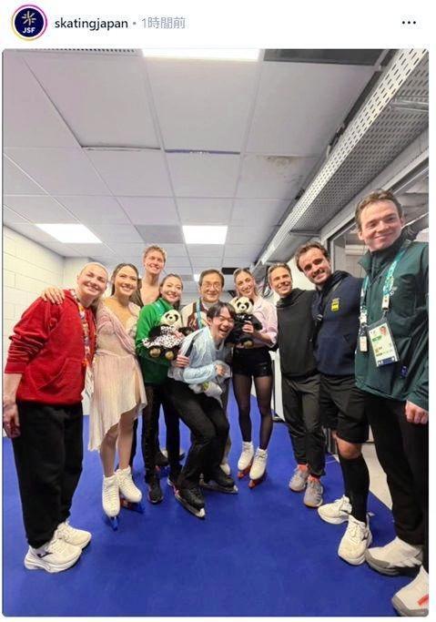 　ジャッキー・チェンと記念撮影する鍵山。日本スケート連盟の公式インスタグラム（ｓｋａｔｉｎｇｊａｐａｎ）より