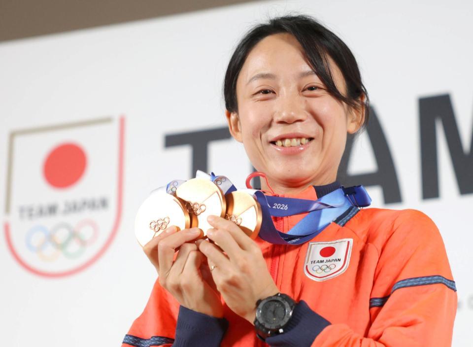 笑顔でメダルを掲げる高木美帆＝ミラノのジャパンハウス（撮影・吉澤敬太）