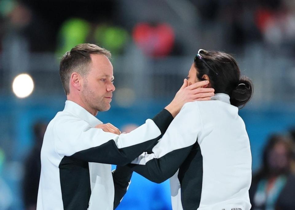 女子１５００メートルのレースを終えた高木美帆（右）。ヨハン・デビットコーチがそっと涙をぬぐった