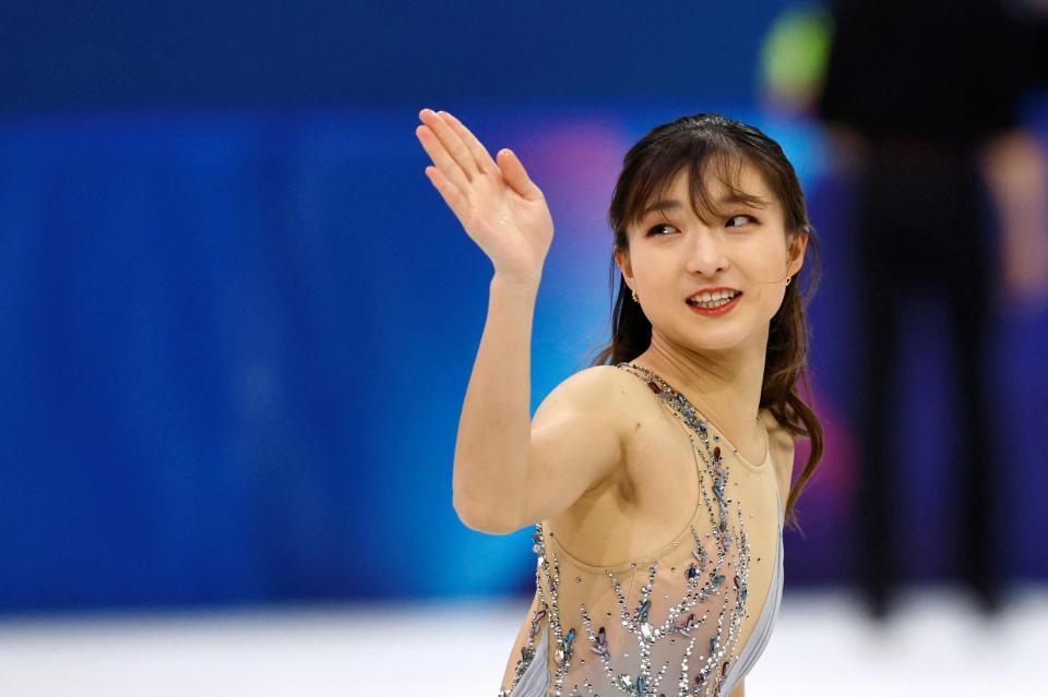 エキシビションのフィナーレで涙ぐむ坂本花織＝ミラノ（共同）