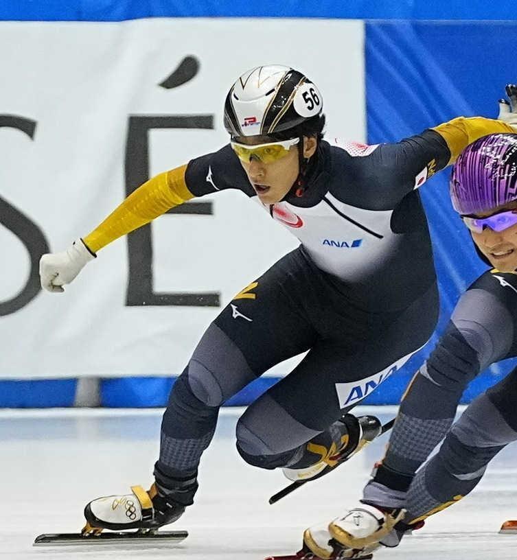 男子１５００メートル準決勝で競り合う渡辺啓太