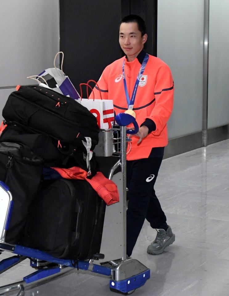 晴れやかな表情で帰国した木村葵来（撮影・佐藤厚）