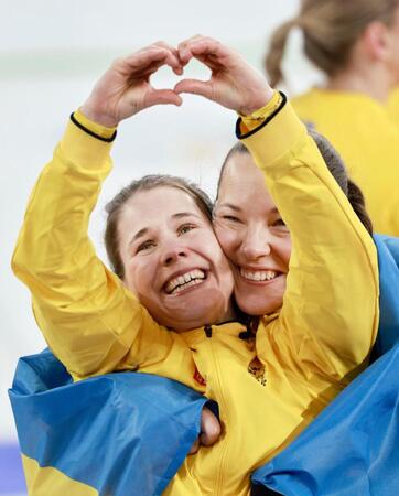 スイスを破って金メダルを獲得し、歓喜するスウェーデンのハッセルボリ（左）＝コルティナダンペッツォ（共同）