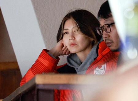 カーリング女子決勝の試合を見守る日本の吉村（左）＝コルティナダンペッツォ（共同）