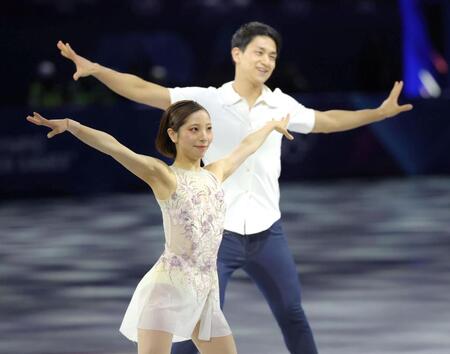 歓声を浴び、笑顔で舞う三浦璃来（手前）、木原龍一組（撮影・吉澤敬太）