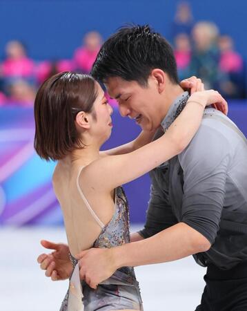 ペアフリーの演技を終え、感極まる三浦璃来（左）、木原龍一組