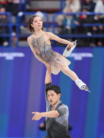 ペアフリーで演技する三浦璃来（上）、木原龍一組