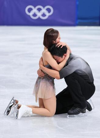 ペアフリーの演技を終え、抱き合う三浦璃来（左）、木原龍一組