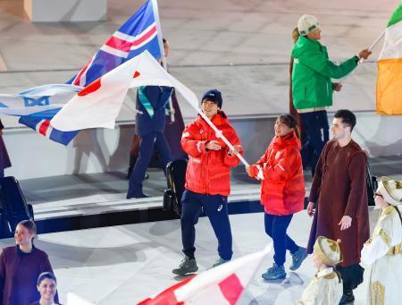 　閉会式で旗手を務めた森重航（左）と坂本花織＝２２日、イタリア・ベローナ（共同）