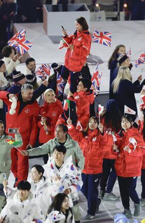 　閉会式でフィギュアスケートの三浦璃来（奥上）を持ち上げて入場する木原龍一＝22日、イタリア・ベローナ（共同）