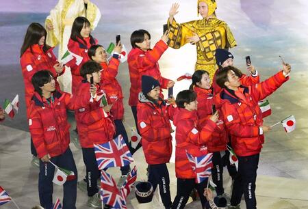 　閉会式で入場するフィギュアスケートの（手前左から）三浦佳生、佐藤駿、千葉百音、鍵山優真、中井亜美、森口澄士。その奥は長岡柚奈（共同）