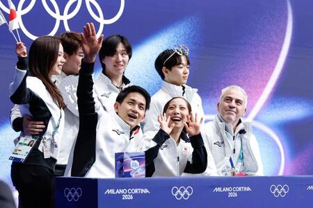 団体ペア・フリーの演技を終え、キスアンドクライで笑顔の三浦璃来（前列中央）、木原龍一（同左）組＝※共同※（共同）