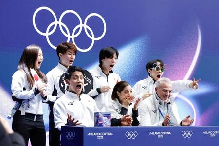 団体ペア・フリーの得点を確認し、驚く三浦璃来（前列中央）、木原龍一（同左）組と鍵山優真（後列右端）ら日本チーム＝２月８日（共同）