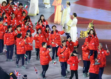 閉会式で入場する日本選手団＝22日、イタリア・ベローナ（代表撮影・共同）