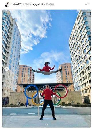 　２０２２年北京五輪の選手村で記念撮影。三浦璃来のインスタグラム（ｒｉｋｕ９１１１）より 