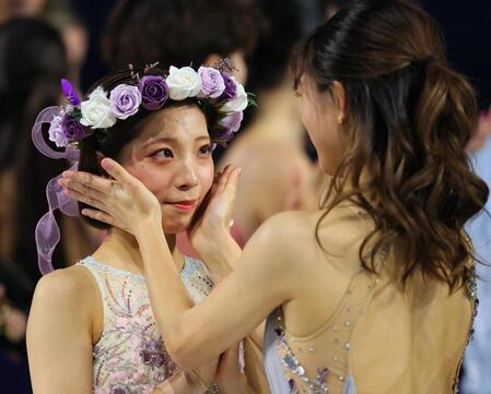 坂本花織（右）から花冠をかぶせてもらった三浦璃来そう２１日