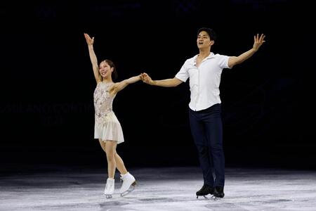 エキシビションの演技を終え、あいさつするペアの三浦璃来（左）、木原龍一組＝２１日（共同）